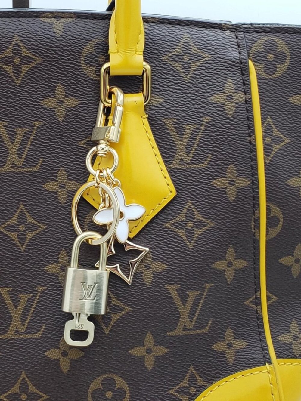 Authentic Louis Vuitton Gold Lock 🔒 Keychain Bag Unbranded Flower Charm LV - Picture 3 of 13